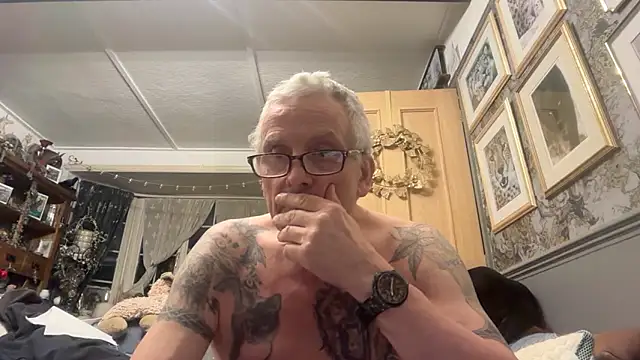 Snapshot of poggles chatting on March 2026 10:27:01 PM poggles online show from March 2026 10:27:01 PM