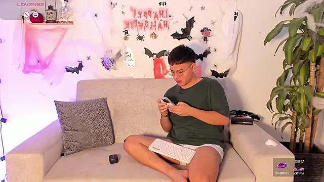 Snapshot of Young_Ben chatting on October 2025 11:54:02 PM Young Ben online show from October 2025 11:54:02 PM