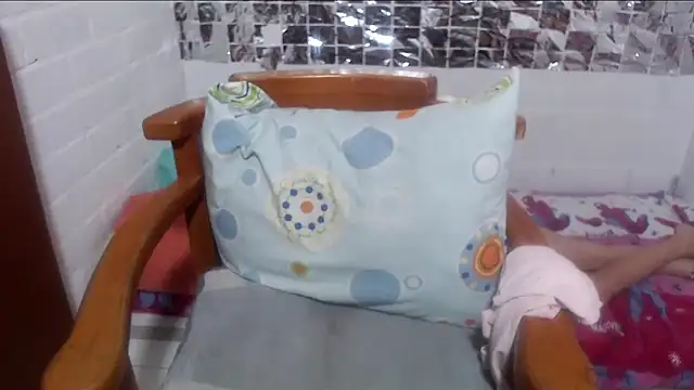 Snapshot of rose-crystal chatting on December 2025 01:15:01 PM rose-crystal online show from December 2025 01:15:01 PM