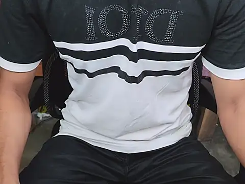 Snapshot of ChiseledCharm chatting on October 2025 02:59:01 PM ChiseledCharm online show from October 2025 02:59:01 PM