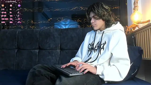 Diamond twink online show from November 2025 04:00:01 AM