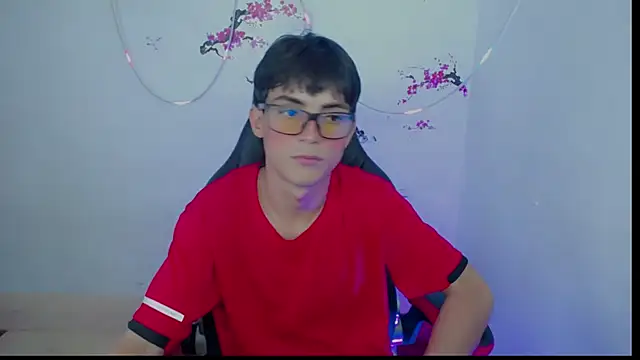 Snapshot of Thommy_cute chatting on November 2025 01:27:02 AM Thommy cute online show from November 2025 01:27:02 AM