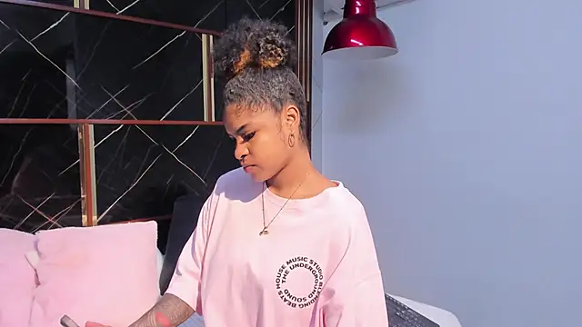 Snapshot of HannyThompson chatting on November 2025 12:05:02 PM HannyThompson online show from November 2025 12:05:02 PM