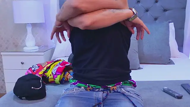 ZoeKrug online show from November 2025 08:00:01 PM