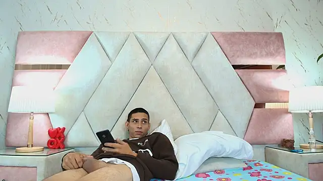 Zoelucas online show from October 2025 11:42:01 AM