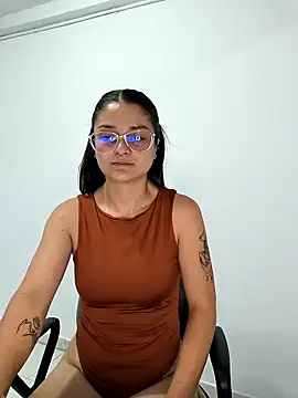 Coralinne   online show from April 2026 01:11:01 AM