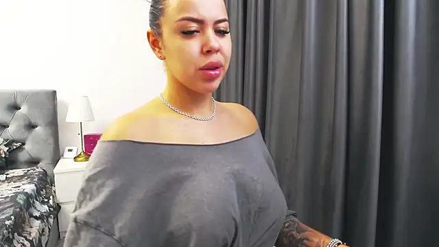 Casiana  online show from November 2025 07:24:01 PM