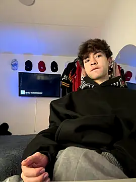 Snapshot of Tonerii chatting on September 2025 02:04:02 AM Tonerii online show from September 2025 02:04:02 AM