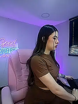 Snapshot of Alice_Vixen chatting on September 2025 12:30:01 PM Alice Vixen online show from September 2025 12:30:01 PM