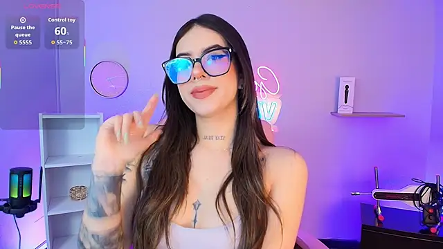 Snapshot of Alice_Vixen chatting on October 2025 12:17:01 PM Alice Vixen online show from October 2025 12:17:01 PM