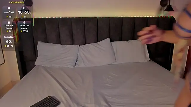 Sophie Smith19  online show from February 2026 02:15:02 PM