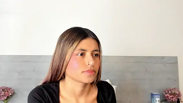 sunnyWhitee online show from March 2026 07:17:01 PM