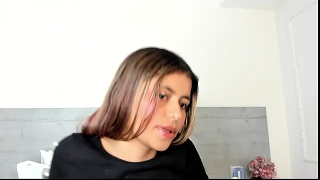 sunnyWhitee online show from March 2026 03:06:01 PM