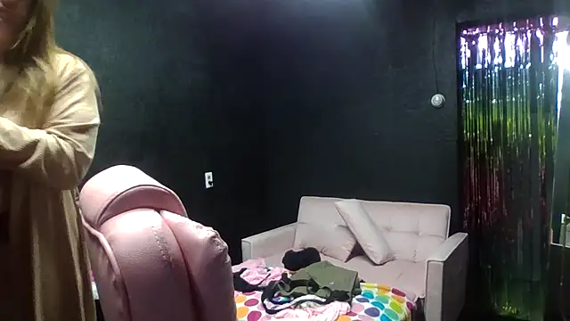 Snapshot of bigb00tycass chatting on November 2025 05:46:02 PM bigb00tycass online show from November 2025 05:46:02 PM