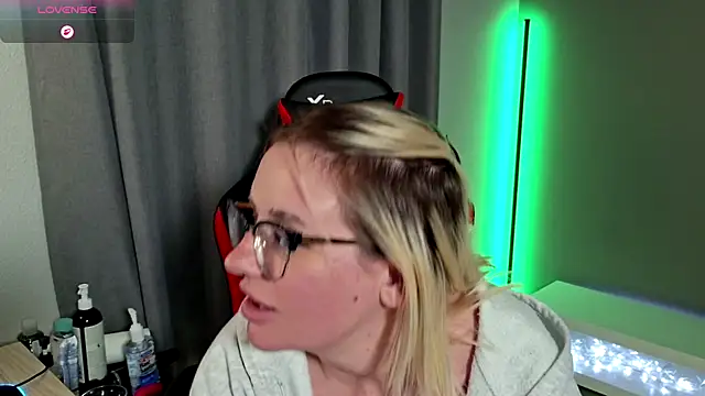 Snapshot of Charlies_world chatting on October 2025 08:31:01 PM Charlies world online show from October 2025 08:31:01 PM