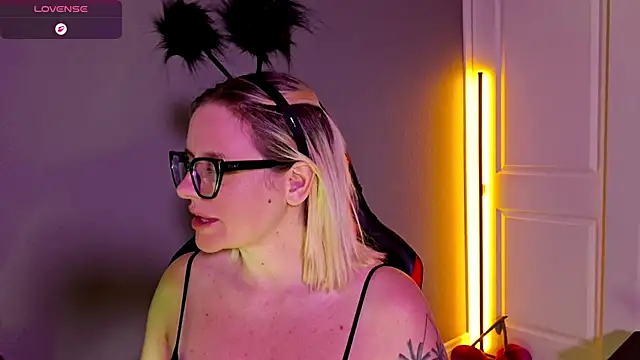 Snapshot of Charlies_world chatting on October 2025 05:25:01 PM Charlies world online show from October 2025 05:25:01 PM