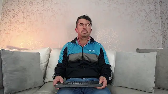 Snapshot of JuanKFit_45 chatting on November 2025 01:33:02 PM JuanKFit 45 online show from November 2025 01:33:02 PM