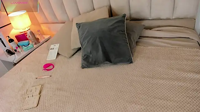 Clhoe Johnson online show from October 2025 12:28:01 PM