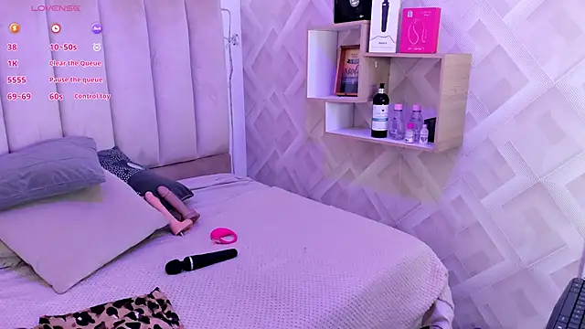 Clhoe Johnson online show from November 2025 12:23:02 PM