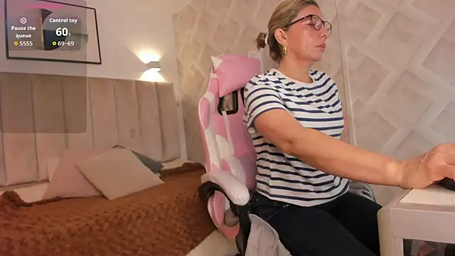 Clhoe Johnson online show from April 2026 12:24:01 PM