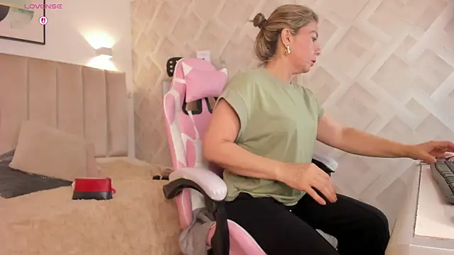 Clhoe Johnson online show from April 2026 12:31:01 PM