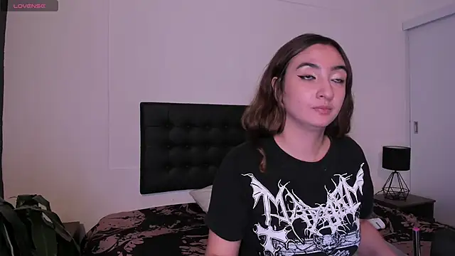 Snapshot of Alice_Dickinssonn chatting on November 2025 12:38:01 PM Alice Dickinssonn online show from November 2025 12:38:01 PM