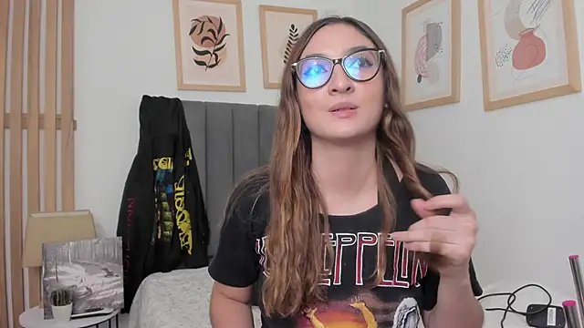 Snapshot of Alice_Dickinssonn chatting on December 2025 09:19:02 PM Alice Dickinssonn online show from December 2025 09:19:02 PM