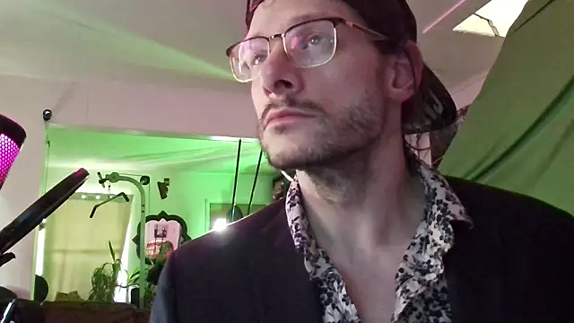 Snapshot of MasterDaddyCool chatting on October 2025 04:31:02 PM MasterDaddyCool online show from October 2025 04:31:02 PM