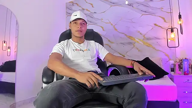 Snapshot of Ricky_Owens1 chatting on October 2025 01:11:01 PM Ricky Owens1 online show from October 2025 01:11:01 PM