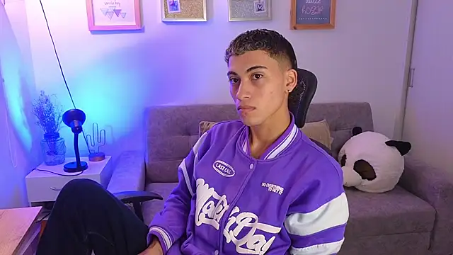 yulian vasquez online show from November 2025 12:16:02 PM