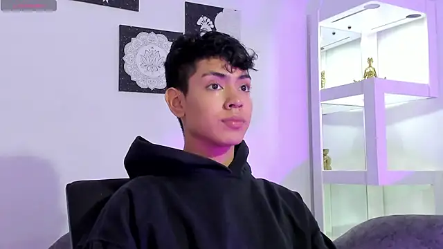 LoganTwink18 online show from September 2025 12:48:01 PM