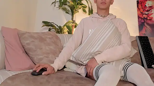 LoganTwink18 online show from February 2026 01:18:02 PM