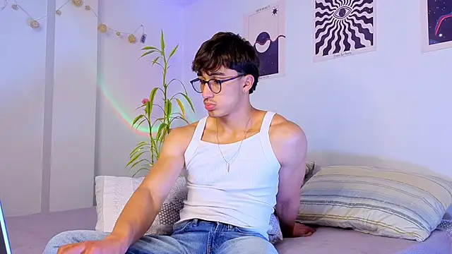 Snapshot of LatinReall chatting on September 2025 11:37:01 PM LatinReall online show from September 2025 11:37:01 PM