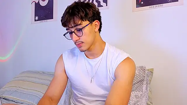 Snapshot of LatinReall chatting on September 2025 08:23:01 PM LatinReall online show from September 2025 08:23:01 PM