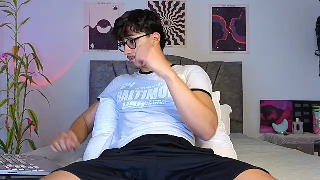 Snapshot of LatinReall chatting on December 2025 01:03:02 AM LatinReall online show from December 2025 01:03:02 AM