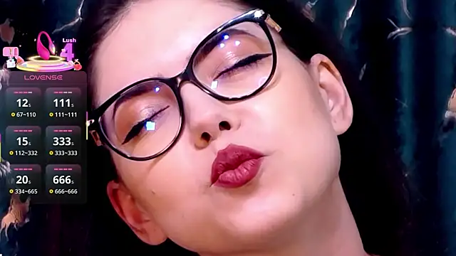 KaylaLewys online show from December 2025 06:36:02 PM