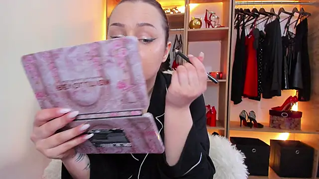 XynthiaHS online show from November 2025 08:44:01 AM