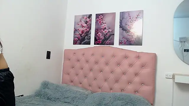 pinky f00x online show from December 2025 07:42:02 PM