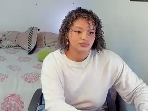 chloe kisses online show from April 2026 12:03:02 PM