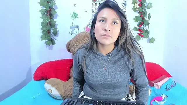 NataliaAndJulliam online show from December 2025 04:54:01 AM