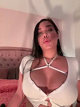 Snapshot of Bella__Wood chatting on September 2025 07:15:01 PM Bella Wood online show from September 2025 07:15:01 PM