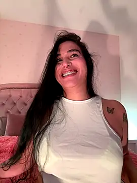 Snapshot of Bella__Wood chatting on September 2025 08:13:01 PM Bella Wood online show from September 2025 08:13:01 PM