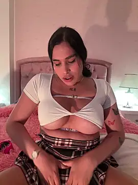 Snapshot of Bella__Wood chatting on October 2025 08:37:02 PM Bella Wood online show from October 2025 08:37:02 PM