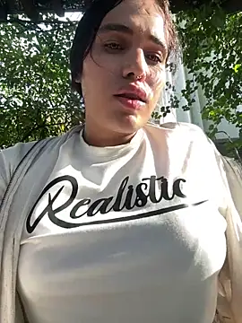 Snapshot of Bella__Wood chatting on October 2025 08:50:02 PM Bella Wood online show from October 2025 08:50:02 PM