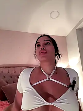 Snapshot of Bella__Wood chatting on November 2025 05:55:02 PM Bella Wood online show from November 2025 05:55:02 PM