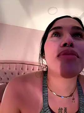 Snapshot of Bella__Wood chatting on November 2025 07:57:01 PM Bella Wood online show from November 2025 07:57:01 PM