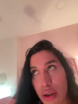 Snapshot of Bella__Wood chatting on November 2025 03:55:01 PM Bella Wood online show from November 2025 03:55:01 PM