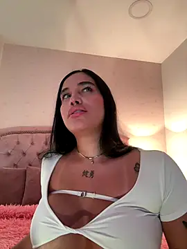 Snapshot of Bella__Wood chatting on December 2025 08:13:02 PM Bella Wood online show from December 2025 08:13:02 PM