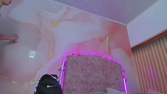 violet taylor  online show from December 2025 02:17:01 AM