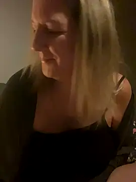 Snapshot of X-Victoria-X chatting on October 2025 04:01:02 AM X-Victoria-X online show from October 2025 04:01:02 AM